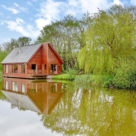 Anglesey Lakeside Lodges Menai Bridge Esterno foto