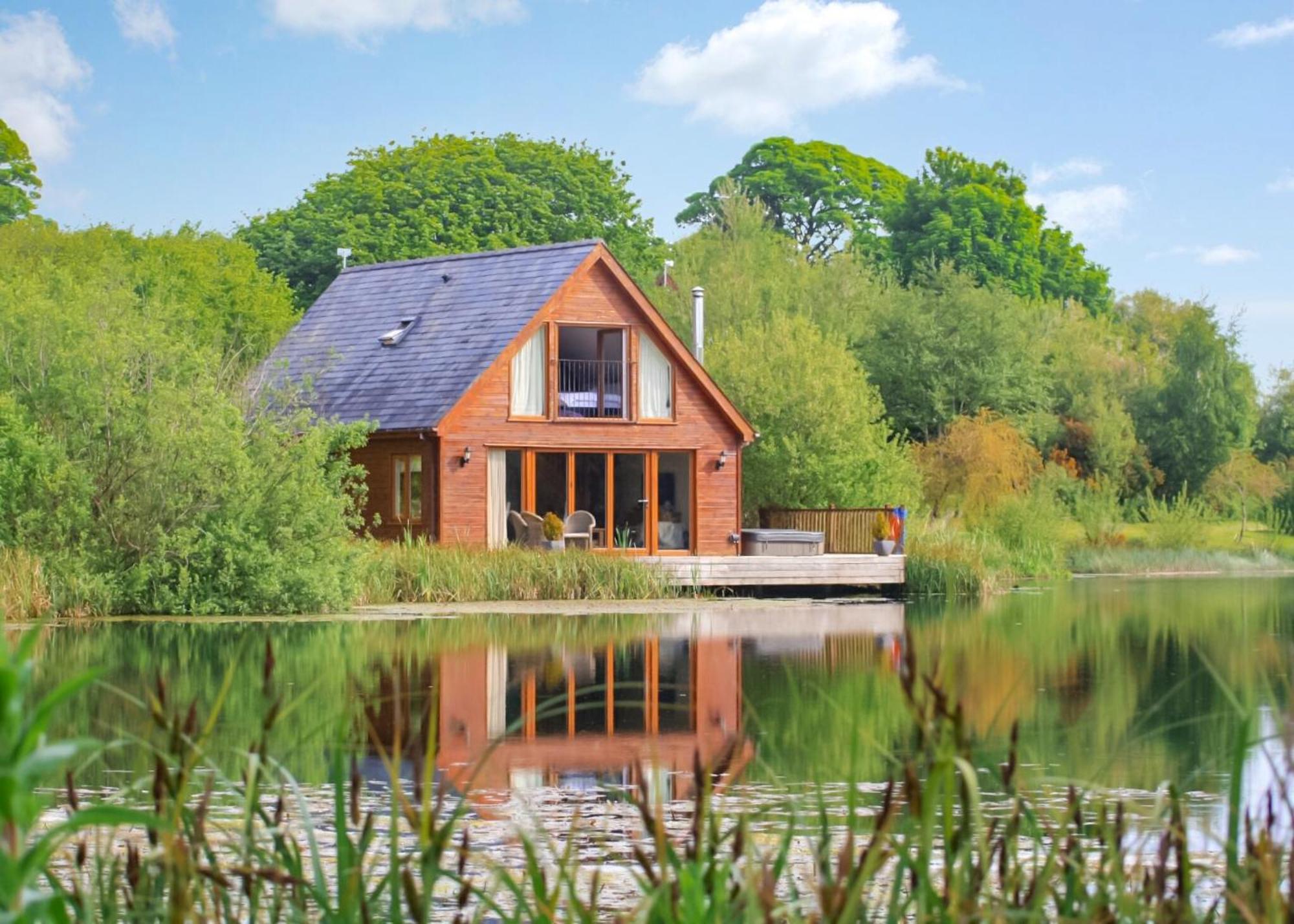 Anglesey Lakeside Lodges Menai Bridge Esterno foto