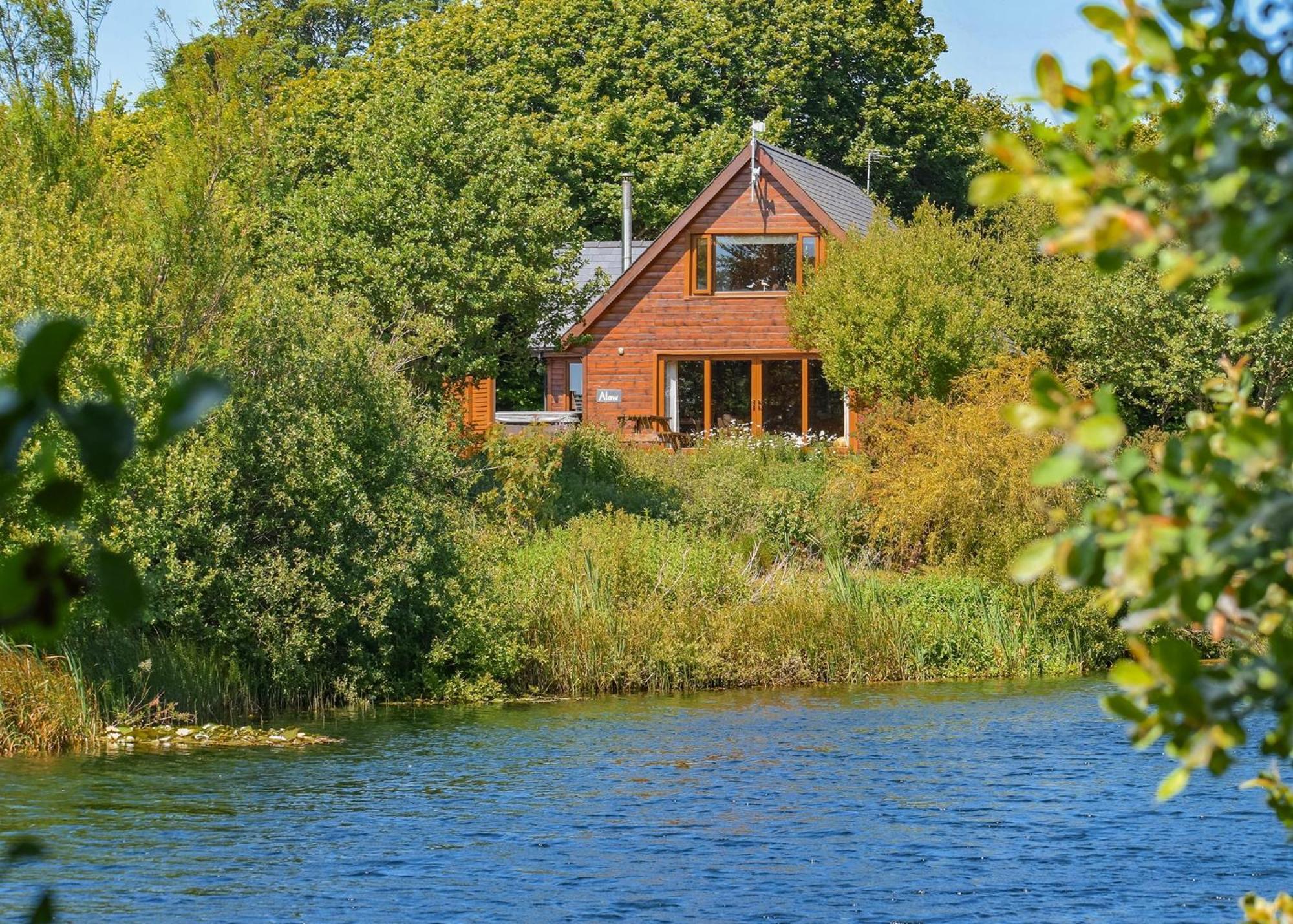 Anglesey Lakeside Lodges Menai Bridge Esterno foto